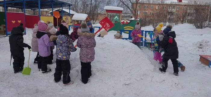 51-Лучики-Дети лепят осьминога