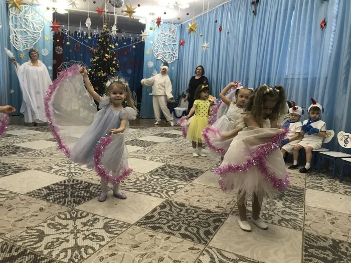 191-новогодний утренник средняя группа Ягодки