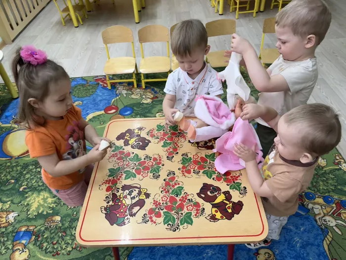 51-Птенчики-оденем куклу на осенную прогулку