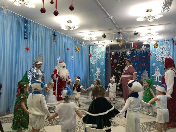 191-новогодний утренник - младшая группа Капельки